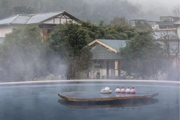 花水湾泡温泉加住一晚多少钱 便宜到贵的都有哦