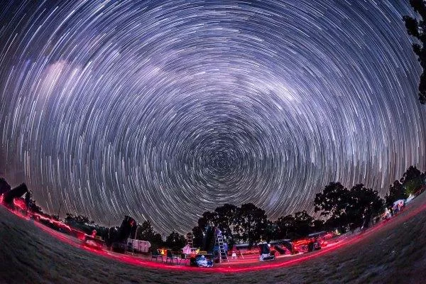 夜空为什么是黑的 夜空为什么是黑色的