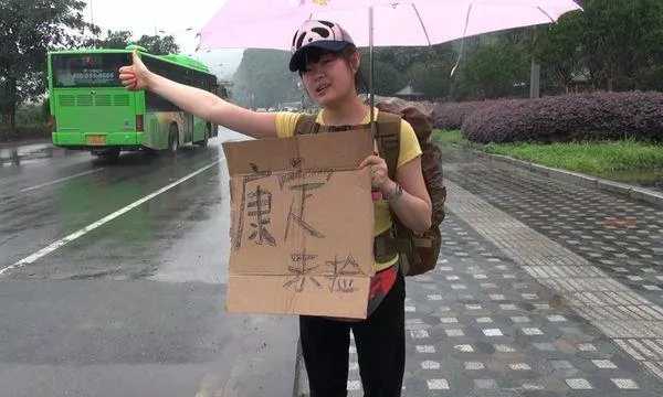 川藏线搭车女孩真的是炮游吗