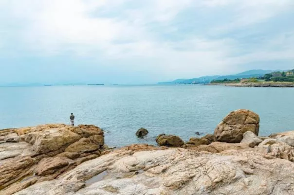 深圳海滩露营地点推荐